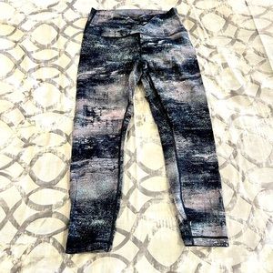 Lululemon crop legging Sz 8 EUC